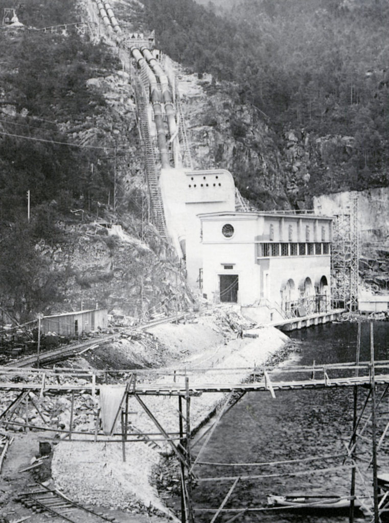 Stasjon III i Sønnåhamn i 1930, snart klar for prøvekøyring. På denne tid vart kraftstasjonar framleis bygde ute i dagen og røyrgata ført nedover fjellsida bak stasjonsbygningen. Seinare vart både kraftstasjon og tilførselssjakt for vatnet bygt inne i fjellet. 