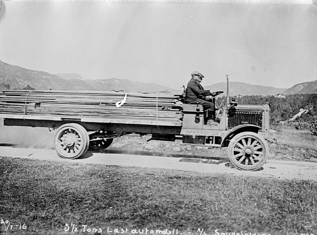 Det var hesten som var den viktigaste trekkrafta i anleggstransporten dei første åra. Men dei byrja også å ta i bruk bilar. Her køyrer ein 3,5 tonns «Lastautomobil» material til Saudefaldene sommaren 1916. 