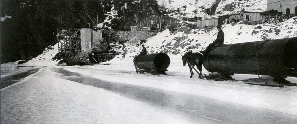 Med sterk is på Storlivatnet kunne røyra køyrast inn til Stasjon I med hest og slede.