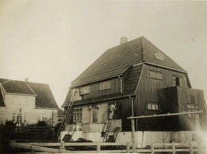 Oppføringen av villaen i Christian IVs gate 17 dokumenteres over flere bilder i Lars Storhaugs arkiv. Her males huset. Foto: Ukjent