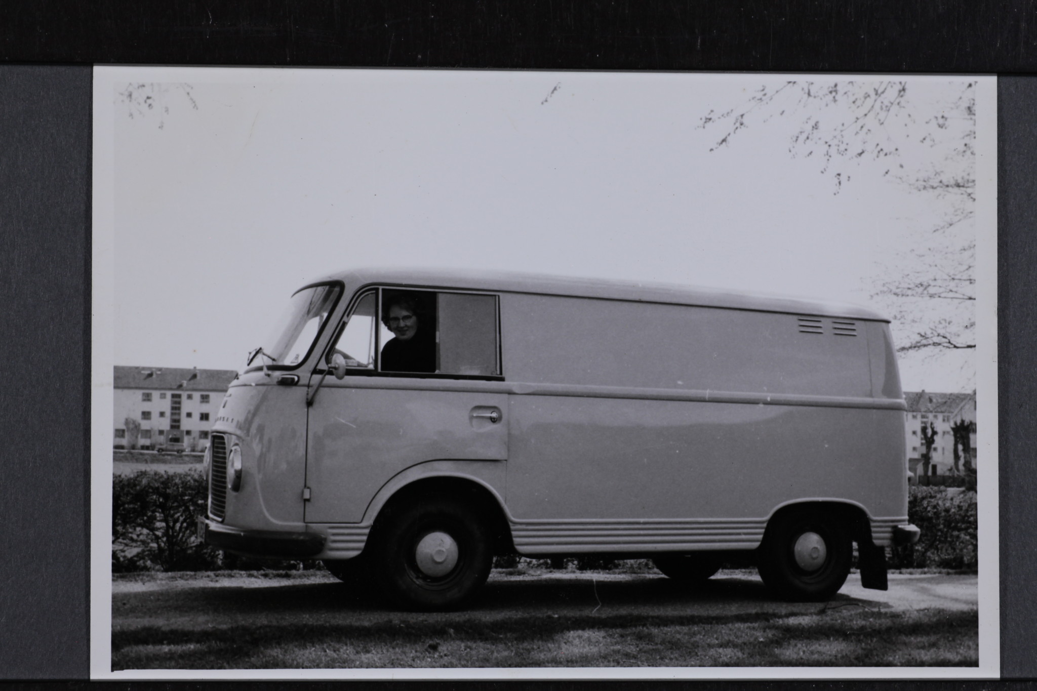 Hobbysentralen i NMS sin nye varebil, ca. 1965. Gudrun Hofsmo ved rattet. Bildet er antakelig tatt på Misjonsmarka i Stavanger.