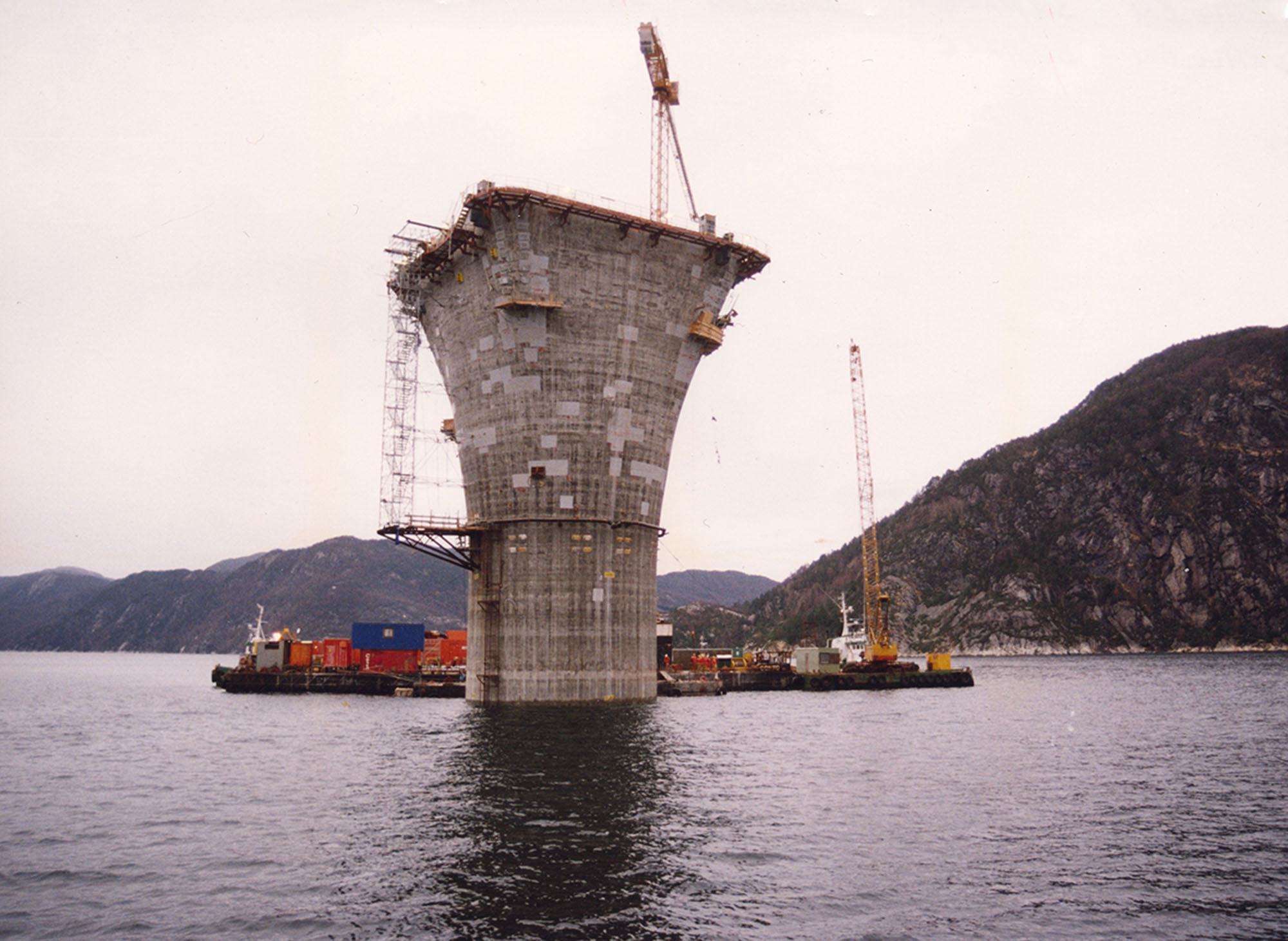 26.mars 1993 ble dekket koblet sammen med betongunderstellet i den dype fjorden i Vats. Foto: Ukjent