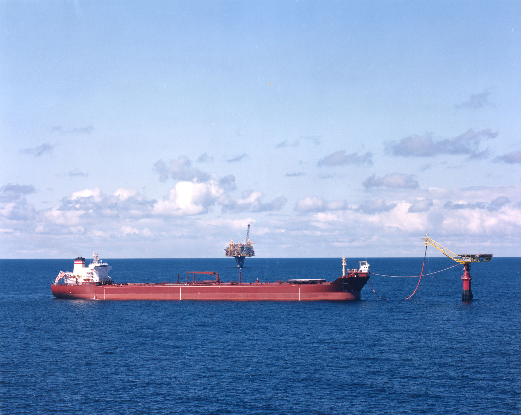 En tankbåt, også kalt bøyelaster, henter olje fra lastebøyen på Draugenfeltet i juni 1997. Foto: Harald M. Valderhaug